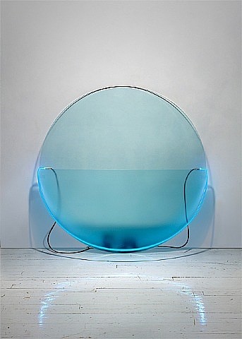带蚀刻玻璃的蓝色照明圆圈 Lit Circle Blue with Etched Glass (1968)，基思·索尼尔
