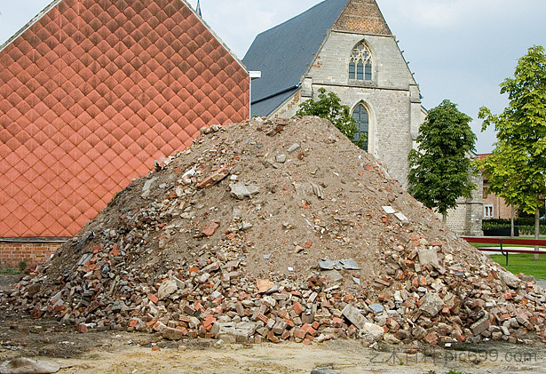 瓦砾山 The Rubble Mountain (2005)，拉拉·阿尔玛雀纪