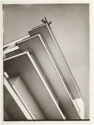 Xanti Schawinsky在包豪斯阳台上 Xanti Schawinsky on a Bauhaus balcony (c.1928)，拉兹洛·莫霍利·纳吉