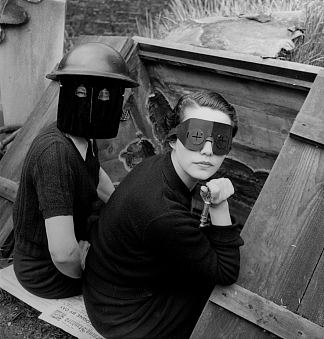 火焰面具，伦敦，英国 Fire Masks, London, England (1941)，李·米勒