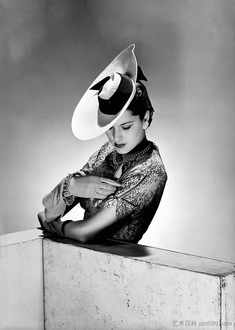 最新的帽子模特，时尚工作室，伦敦，四月 The Latest Hat Model, Vogue Studios, London, April (1942)，李·米勒