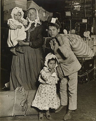埃利斯岛行李室的移民家庭 Immigrant Family in the Baggage Room of Ellis Island (1905)，刘易斯·海因