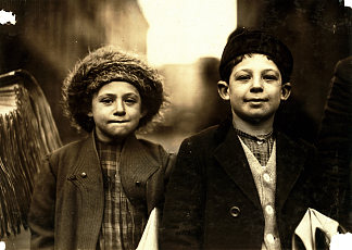 约瑟夫，10岁，罗西，8岁，新闻，纽瓦克，新泽西州，1909年 Joseph, 10, and Rosy, 8, Newsies, Newark, New Jersey, 1909 (1909)，刘易斯·海因