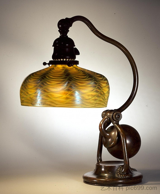 平衡灯。外壳设计,圆顶形状 Balanced Lamp. Shell design, dome shape (1902),蒂凡尼
