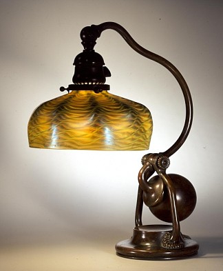 平衡灯。外壳设计，圆顶形状 Balanced Lamp. Shell design, dome shape (1902)，蒂凡尼
