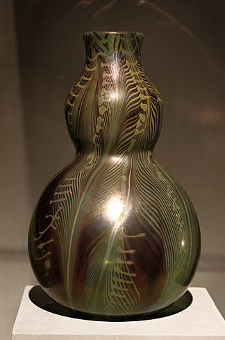 双层葫芦形花瓶，带程式化的叶子 Double gourd-shaped vase with stylised leaves (1898)，蒂凡尼