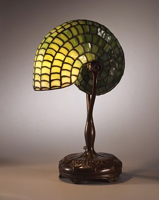 台灯。鹦鹉螺设计 Reading lamp. Nautilus design (1899)，蒂凡尼
