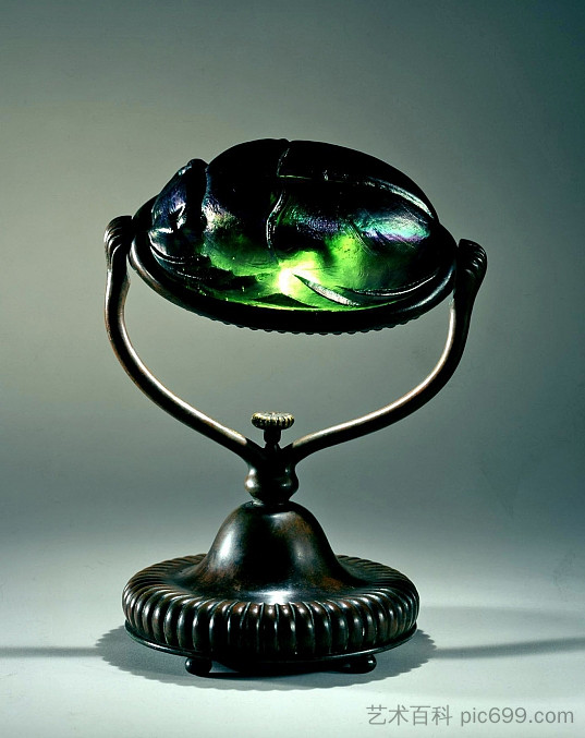 台灯。圣甲虫设计 Reading Lamp. Scarab design (1898),蒂凡尼