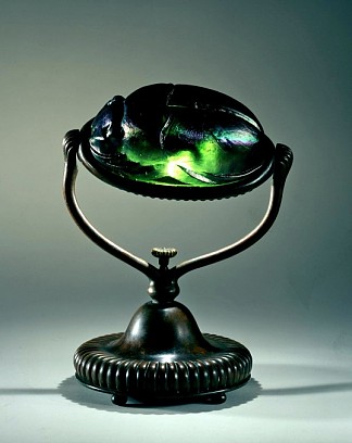 台灯。圣甲虫设计 Reading Lamp. Scarab design (1898)，蒂凡尼