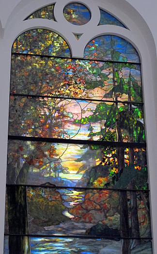 森林中秋天日落的窗户 Window with autumn sunset in the forest (1905)，蒂凡尼