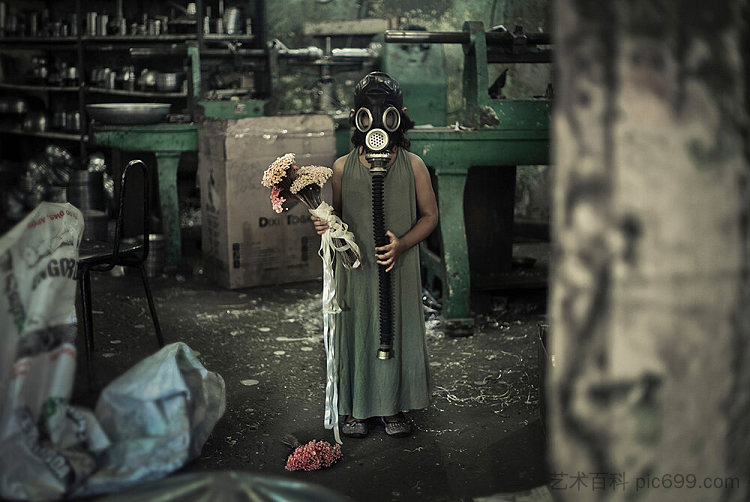 戴防毒面具的女孩 Girl With The Gas Mask (2020)，赛贝菌丝