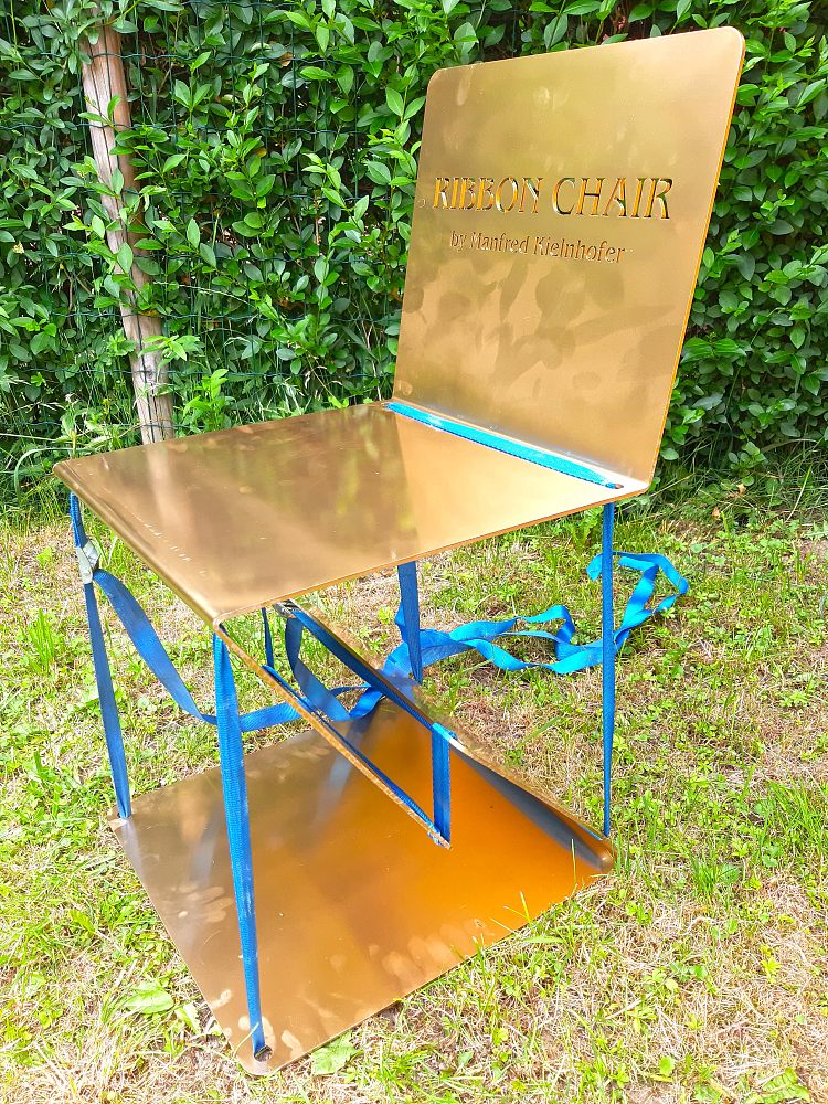 浮动椅子 FLOATING CHAIR (2020; Austria  )，曼弗雷德·基隆霍夫