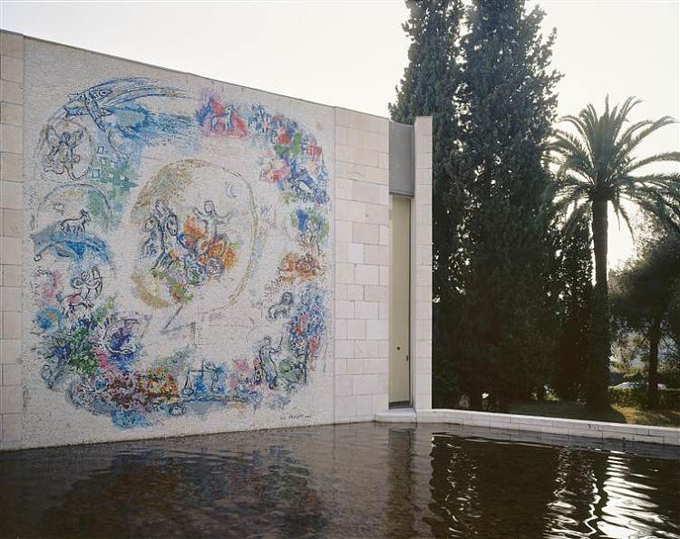 尼斯马克夏加尔博物馆花园中的马赛克“先知以利亚” The mosaic "The prophet Elijah" in the garden of Marc Chagall museum in Nice (1970; Saint-paul-de-vence,France  )，马克·夏加尔