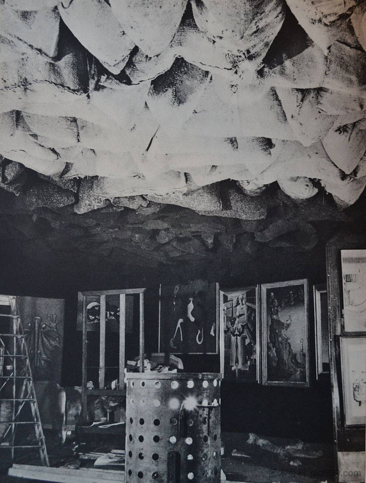 1200袋煤（“国际超现实主义展览”的装置视图） 1200 Bags of Coal (installation view at “International Exhibition of Surrealism”) (1938; New York City,United States  )，马塞尔·杜尚