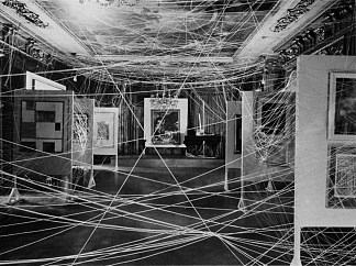 十六英里的弦（“超现实主义第一篇论文”展览的装置） Sixteen Miles of String ( installation for ‘The First Papers of Surrealism’ exhibition) (1942; New York City,United States                     )，马塞尔·杜尚