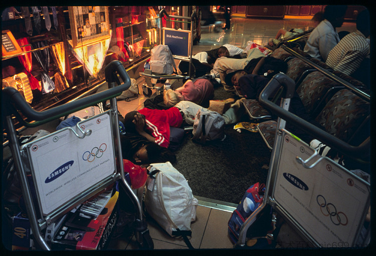 希思罗机场（男孩睡眠者），来自“在公众的地方：机场系列”系列 Heathrow (Boy Sleepers), from the series In the Place of the Public: Airport Series (1998)，玛莎·罗斯勒