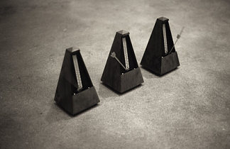 第223号作品（三个节拍器跳动时间，一个快，一个慢，一个不快也不慢） Work No. 223 (Three metronomes beating time, one quickly, one slowly, and one neither quickly or slowly) (1999)，马丁·克里德