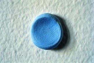 第79号作品（一些蓝光钉揉捏，滚成球，压在墙上） Work No. 79 (Some Blu-Tack kneaded, rolled into a ball, and depressed against a wall) (1993)，马丁·克里德