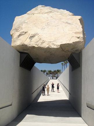 悬浮质量 Levitated Mass (2012)，迈克尔·海泽