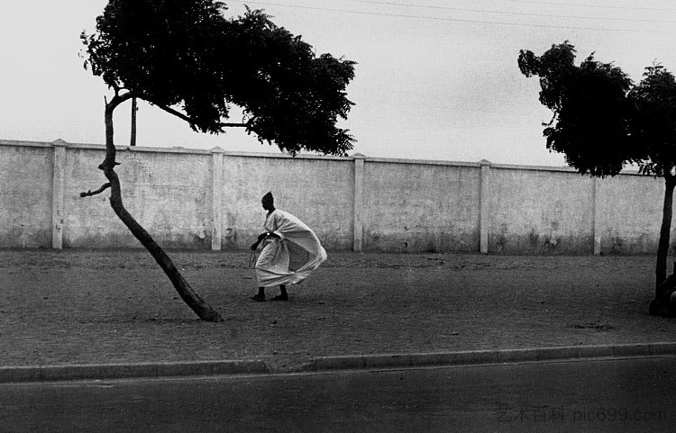 达喀尔路边，塞内加尔达喀尔 Dakar Roadside, Dakar, Senegal (1972)，明·史密斯