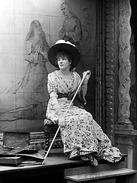 Sarah Bernhardt 飾演 Floria Tosca in Sardou's 劇本《La Tosca》（第一幕） Sarah Bernhardt as Floria Tosca in Sardou's Play 'La Tosca' ( act 1) (1887)，菲利克斯·纳达尔