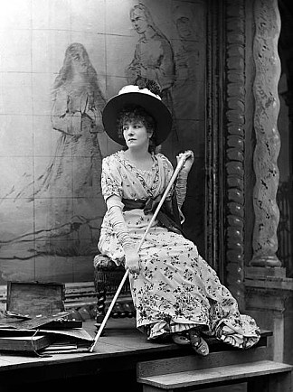 Sarah Bernhardt 飾演 Floria Tosca in Sardou’s 劇本《La Tosca》（第一幕） Sarah Bernhardt as Floria Tosca in Sardou’s Play ‘La Tosca’ ( act 1) (1887)，菲利克斯·纳达尔