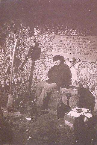 巴黎地下墓穴中的摄影自画像 Photographic Self-Portrait In The Catacombs Of Paris (1861)，菲利克斯·纳达尔