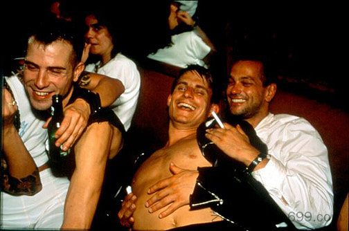 克莱门斯、詹斯和尼古拉斯嘲笑勒普。巴黎 Clemens, Jens and Nicolas Laughing at Le Pulp. Paris (1999)，南·戈尔丁