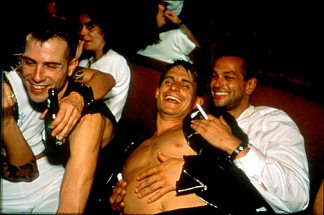 克莱门斯、詹斯和尼古拉斯嘲笑勒普。巴黎 Clemens, Jens and Nicolas Laughing at Le Pulp. Paris (1999)，南·戈尔丁