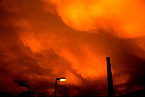 菲律宾自杀黄昏的天空。温特图尔。瑞士 The Sky on the Twilight of Philippine's Suicide. Winterthur. Switzerland (1997)，南·戈尔丁