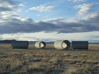 太阳隧道 Sun Tunnels (1976; Lucin,Utah,United States                     )，南锡·霍尔特