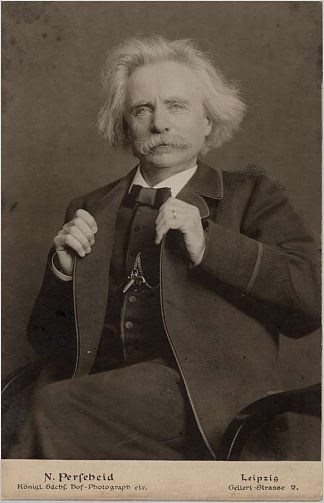 爱德华·格里格的肖像，双手放在西装领上，看着镜头。 Portrait of Edvard Grieg, Hands on Collar of Suit, Looking into Camera. (1905)，尼古拉·佩尔沙伊德