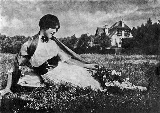 草地上的年轻女子。橡胶印刷，1900年左右的德国 Junge Frau Auf Einer Wiese. Gummidruck, Deutschland Um 1900 (1900)，尼古拉·佩尔沙伊德