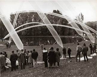 载人氦气雕塑，来自城市天空芭蕾舞团 Manned Helium Sculpture, from Citything Sky Ballet (1970)，奥托·皮纳