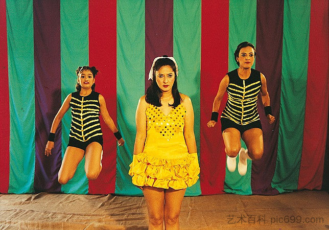 马戏团，出自《南印度土著妇女》系列 Circus, from the Series Native Women of South India (2000 - 2004)，普什帕马拉·