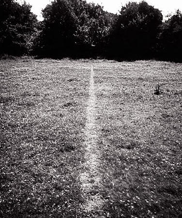步行形成的线条 A Line Made by Walking (1967)，理查德德·隆恩