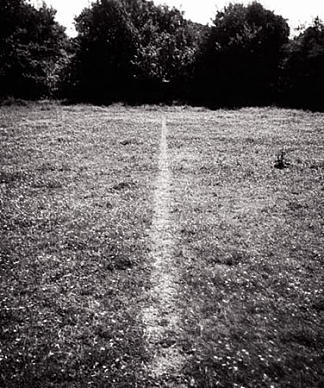 步行形成的线条 A Line Made by Walking (1967)，理查德德·隆恩