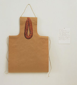 无题（围裙和泰国猪肉香肠） Untitled (apron and Thai pork sausage) (1993)，里克里特·蒂拉瓦尼亚