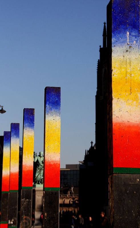 波兰人，荷兰哈勒姆的格罗特市场 Poles, Grote Markt in Haarlem, Netherlands (2004)，罗杰拉维尔