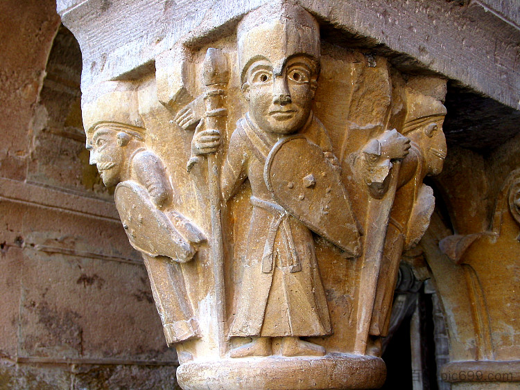 首都，圣福伊修道院教堂，法国孔克斯 A Capital, Abbey Church of Saint Foy, Conques, France (c.1100)，罗马式建筑