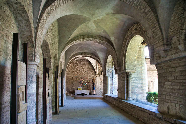 图尔努斯修道院（法国圣菲利伯特德图尔努斯修道院） Abbaye Saint Philibert De Tournus, France (c.1000)，罗马式建筑