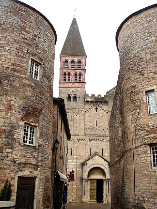 图尔努斯修道院（法国圣菲利伯特德图尔努斯修道院） Abbaye Saint Philibert De Tournus, France (c.1000)，罗马式建筑