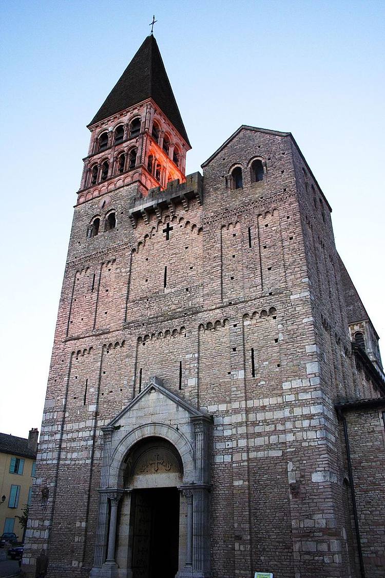 图尔努斯修道院（法国圣菲利伯特德图尔努斯修道院） Abbaye Saint Philibert De Tournus, France (c.1000)，罗马式建筑