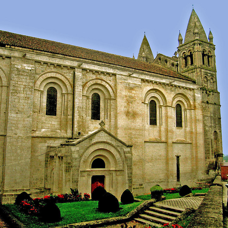 昂古莱姆大教堂，法国夏朗德 Angoulême Cathedral, Charente, France (1110 - 1128)，罗马式建筑