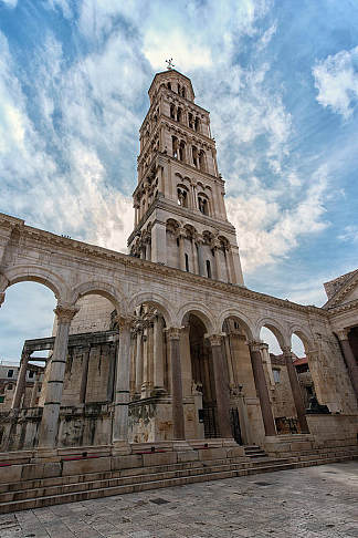 斯普利特大教堂的钟楼，克罗地亚 Bell Tower of the Split Cathedral, Croatia (c.1150)，罗马式建筑