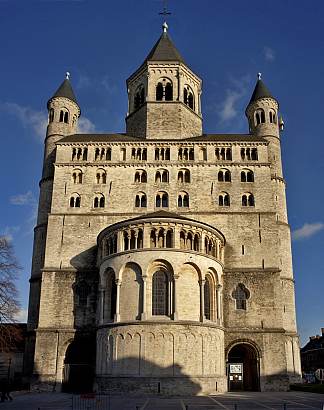 立面，圣格特鲁德学院教堂，比利时尼维尔 Facade, Collegiate Church of Saint Gertrude, Nivelles, Belgium (c.1040)，罗马式建筑