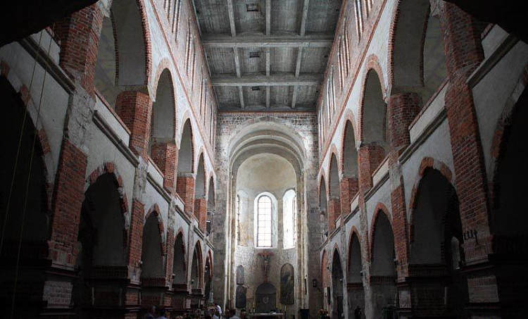 波兰图姆学院教堂内部 Interior of Tum Collegiate Church, Poland (c.1140 - c.1161)，罗马式建筑