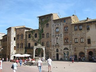 德拉池塘广场，意大利圣吉米尼亚诺 Piazza Della Cisterna, San Gimignano, Italy (c.1250)，罗马式建筑