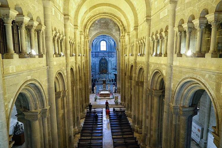 里斯本大教堂内部 Interior of Lisbon Cathedral (1147; Lisbon,Portugal  )，罗马式建筑