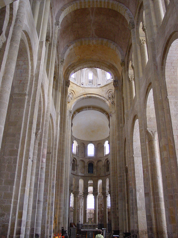 中殿，圣福伊修道院教堂，法国孔克斯 The Nave, Abbey Church of Saint Foy, Conques, France (c.1100)，罗马式建筑